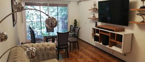 Comfort-Apartment, 3 Schlafzimmer | Wohnbereich | 32-Zoll-Smart-TV mit Kabelempfang, Fernseher, Netflix