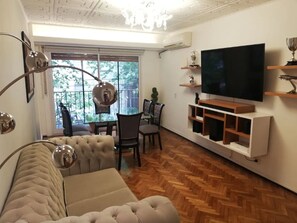 Comfort appartement, 3 slaapkamers | Woonruimte | Een 32-inch smart-tv met kabelzenders, televisie en Netflix