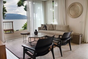 Vila Fenomenal | Living area | 43-inch TV with digital channels - Casa Di Sirena Ilhabela (Ilhabela)