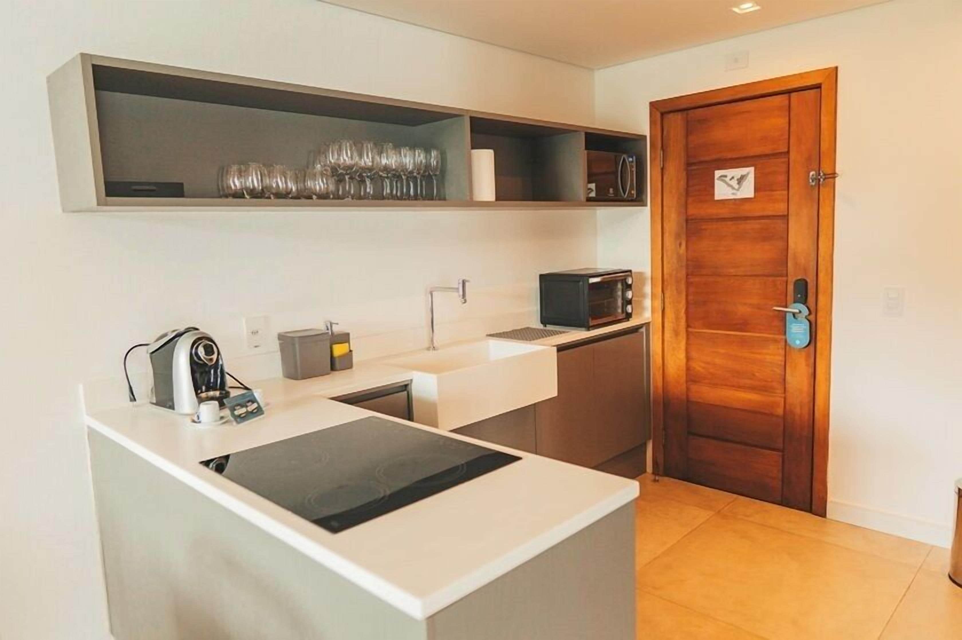 vila fenomenal | private kitchen | fridge, microwave, stovetop, cookware/dishes/utensils