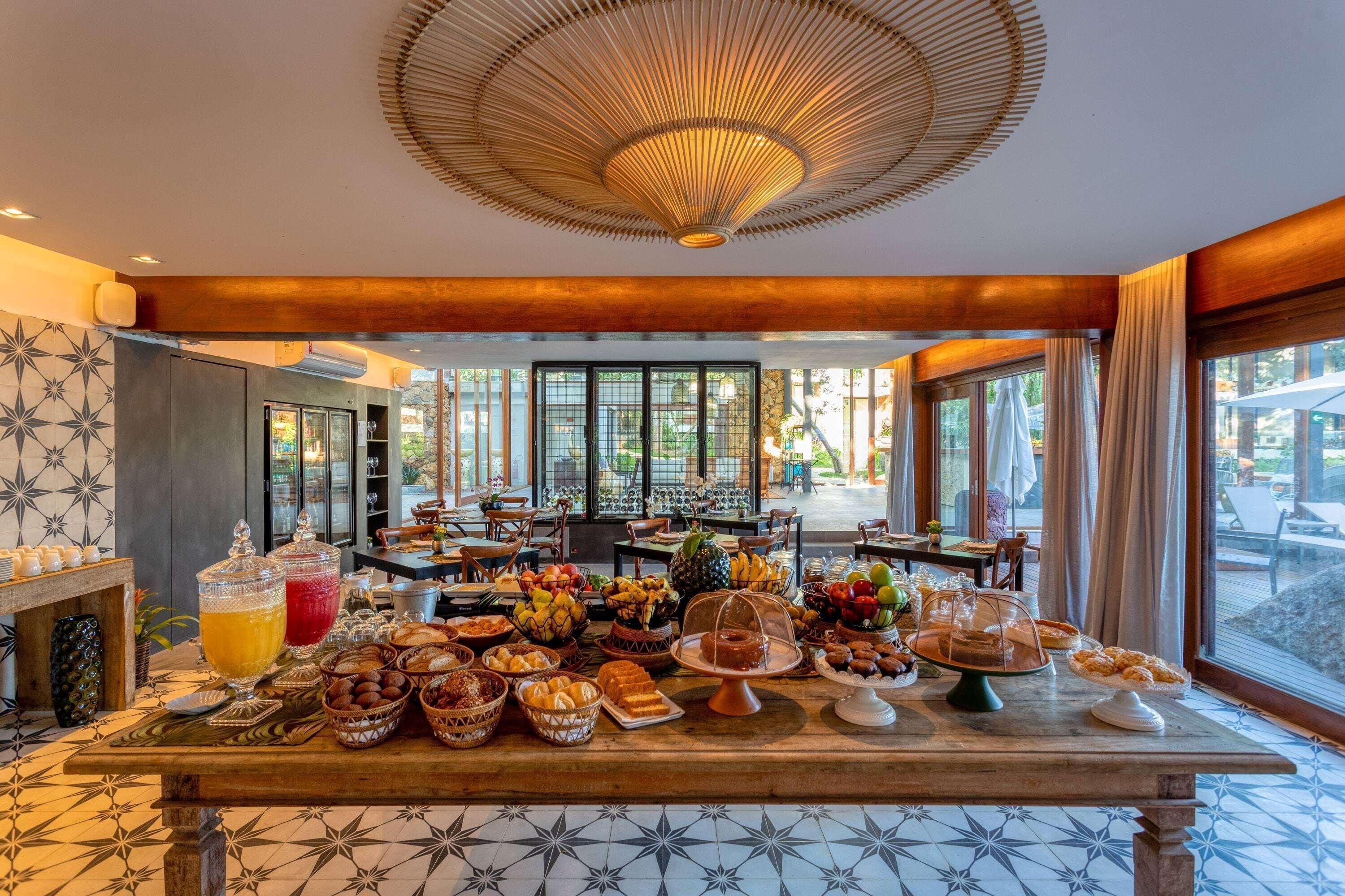 Serveert ontbijt, lunch en diner