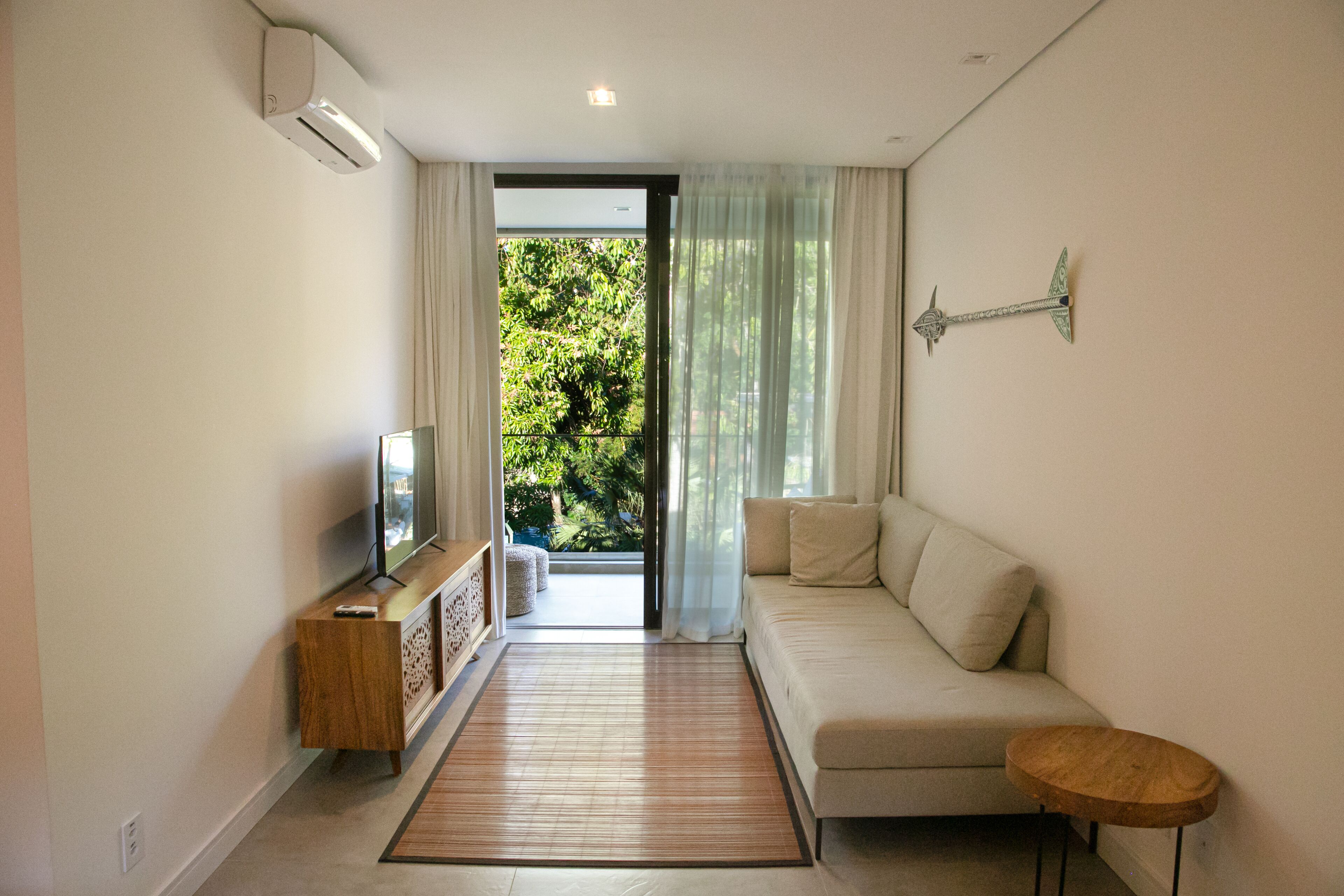 suite casal | living area | 43-inch tv with digital channels