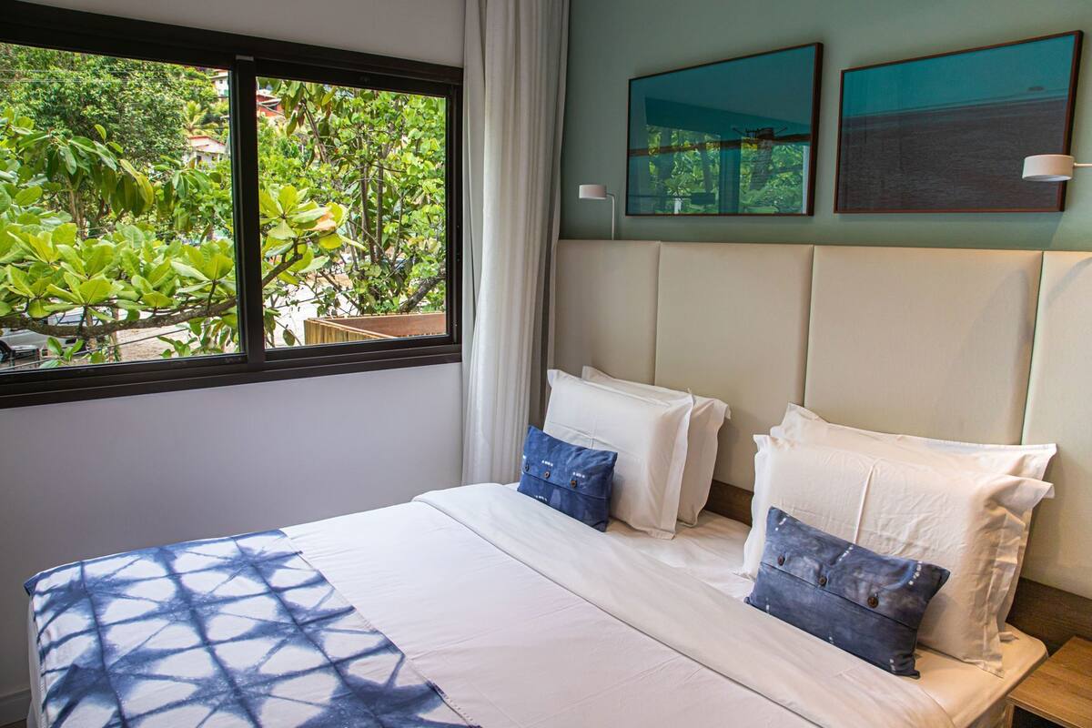 Roupas de cama premium, frigobar, cofres nos quartos, escrivaninha
