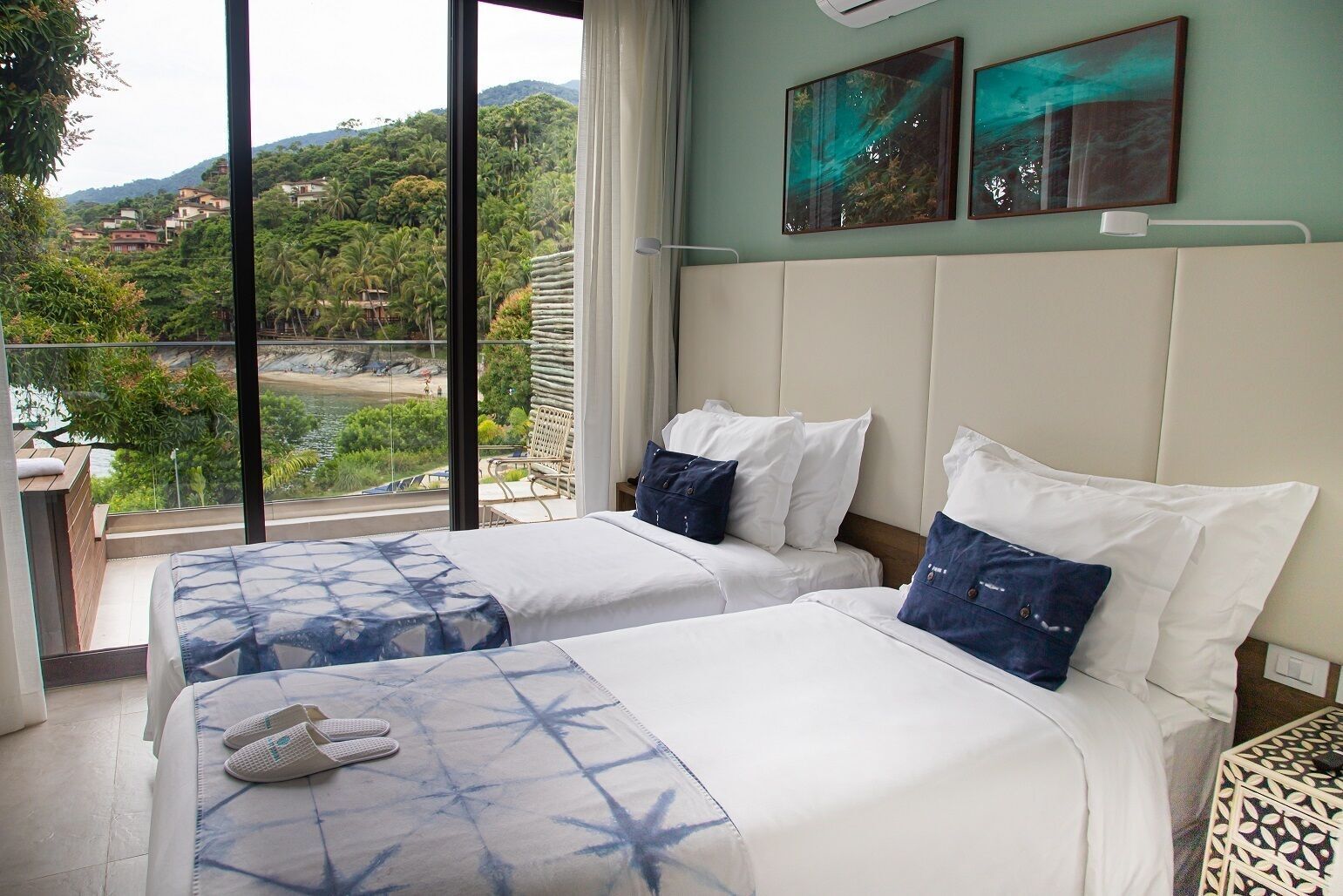 Roupas de cama premium, frigobar, cofres nos quartos, escrivaninha