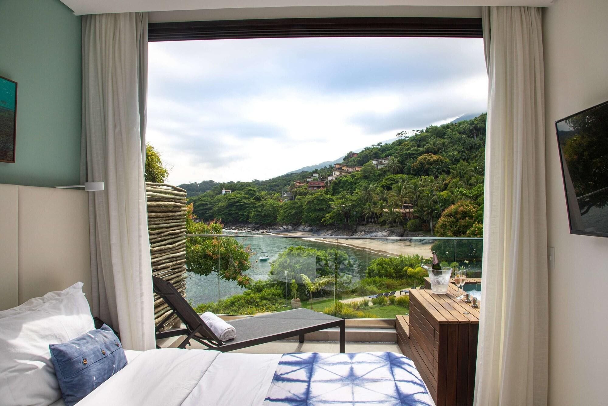 Roupas de cama premium, frigobar, cofres nos quartos, escrivaninha