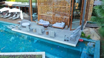 Piscina externa, guarda-sóis, espreguiçadeiras