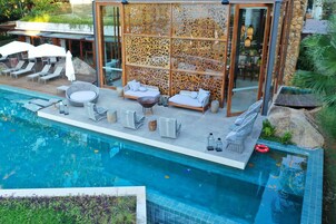 Outdoor pool, pool umbrellas, sun loungers