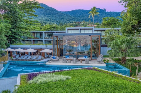 Una piscina al aire libre, sombrillas, tumbonas. Casa Di Sirena Ilhabela