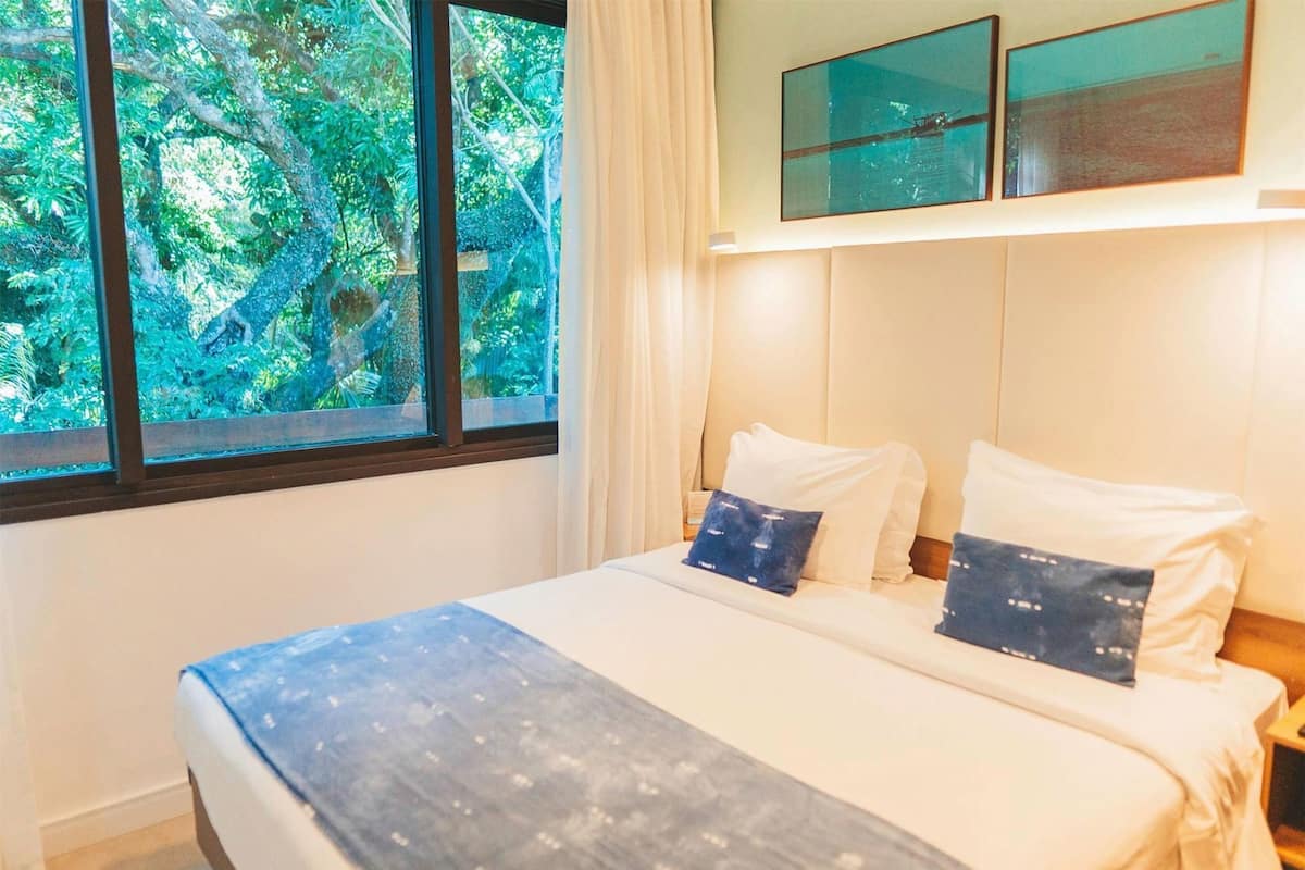 Ropa de cama de alta calidad, minibar, caja fuerte y escritorio