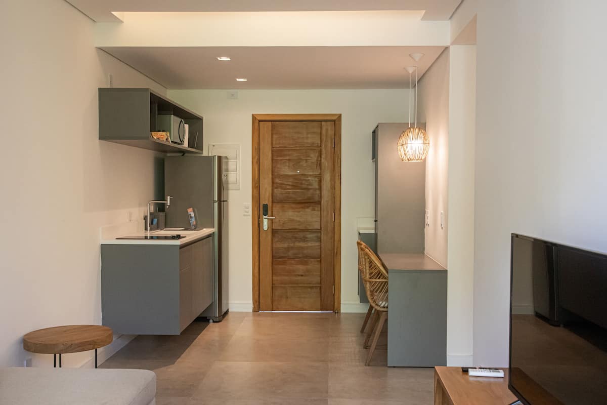 suite casal | private kitchen | fridge, microwave, stovetop, cookware/dishes/utensils