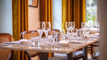 Petit déjeuner, déjeuner et dîner servis sur place