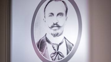 A framed portrait with the name "Maison CHAVANT" and the year "depuis 1852".