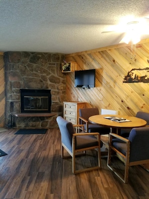 Dining - 2 Rm Resort Studio Suite for 4-6 with Full Kitchen and Free Wifi and Parking (Granby)