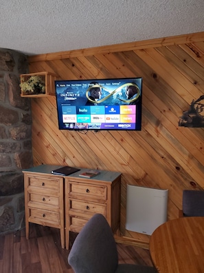 Interior - 2 Rm Resort Studio Suite for 4-6 with Full Kitchen and Free Wifi and Parking (Granby)