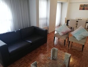 Apartment, 2 Schlafzimmer | Wohnzimmer | 32-Zoll-LED-Fernseher mit Kabelempfang, Fernseher