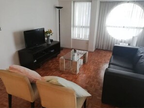 Apartamento, 2 quartos | Sala de estar | TV LED 32 polegadas com canais a cabo, TV