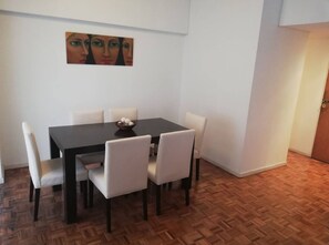 Apartamento, 2 quartos | Sala de estar | TV LED 32 polegadas com canais a cabo, TV