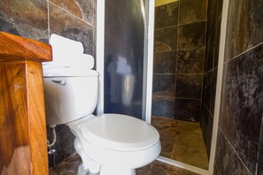 Quarto standard, 2 camas Queen | Banheiro | Toalhas de banho, sabonete, shampoo, papel higiênico