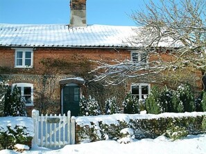 Exterior - 2 bed cottage, perfect for friends, family & pet friendly in village location (Great Snoring)