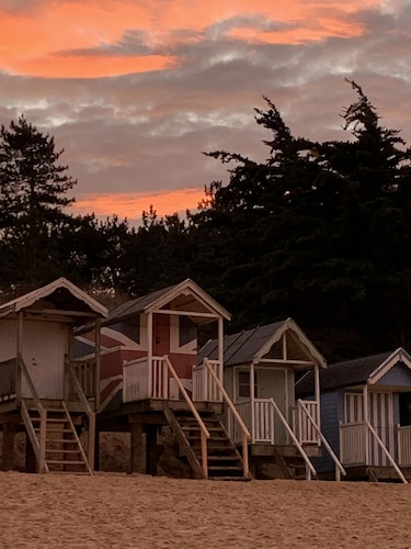 2 bed cottage, perfect for friends, family & pet friendly in village location