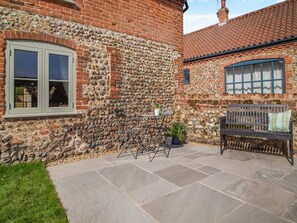 Outdoor dining - 2 bed cottage, perfect for friends, family & pet friendly in village location (Great Snoring)