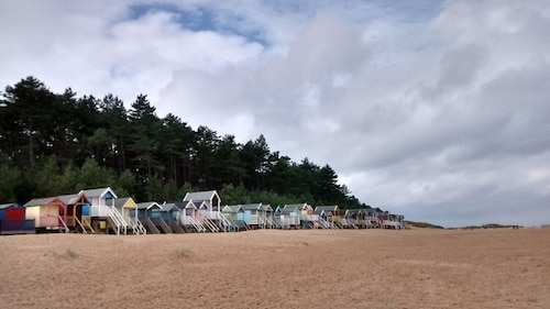 Cosy 17th century 1 bed cottage, perfect for couples and furry companions.