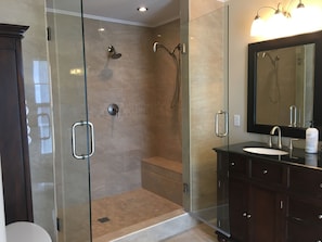 Ensemble douche/baignoire, baignoire Ă jets, sĂšche-cheveux