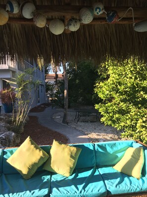 Terrace/patio - Grand Flamingo Island Oasis - Huge Private yard/pool/tiki/bar/dock (Marathon)