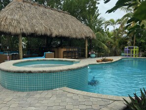 Outdoor pool, a heated pool - Grand Flamingo Island Oasis - Huge Private yard/pool/tiki/bar/dock (Marathon)