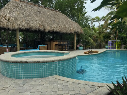 Grand Flamingo Island Oasis - Huge Private yard/pool/tiki/bar/dock