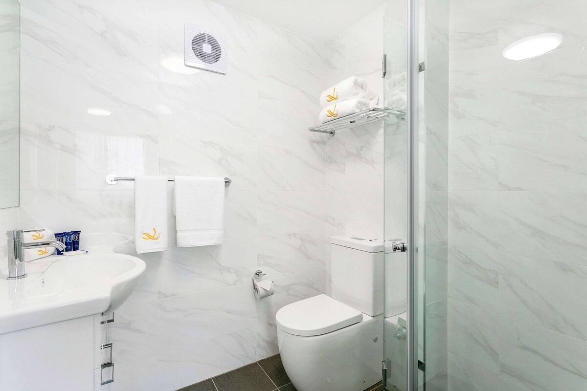 room, 1 queen bed, non smoking | in-room safe, individually furnished, desk, laptop workspace