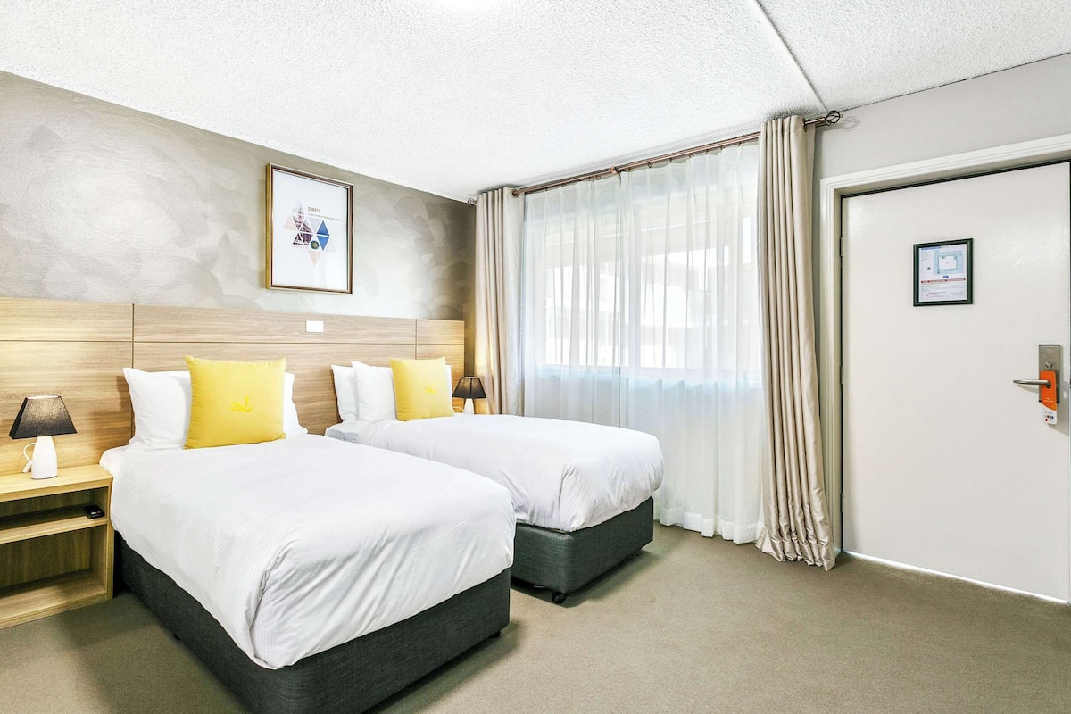 Quarto, 2 camas de solteiro, para não fumantes | Cofres nos quartos, individualmente mobiliados, escrivaninha