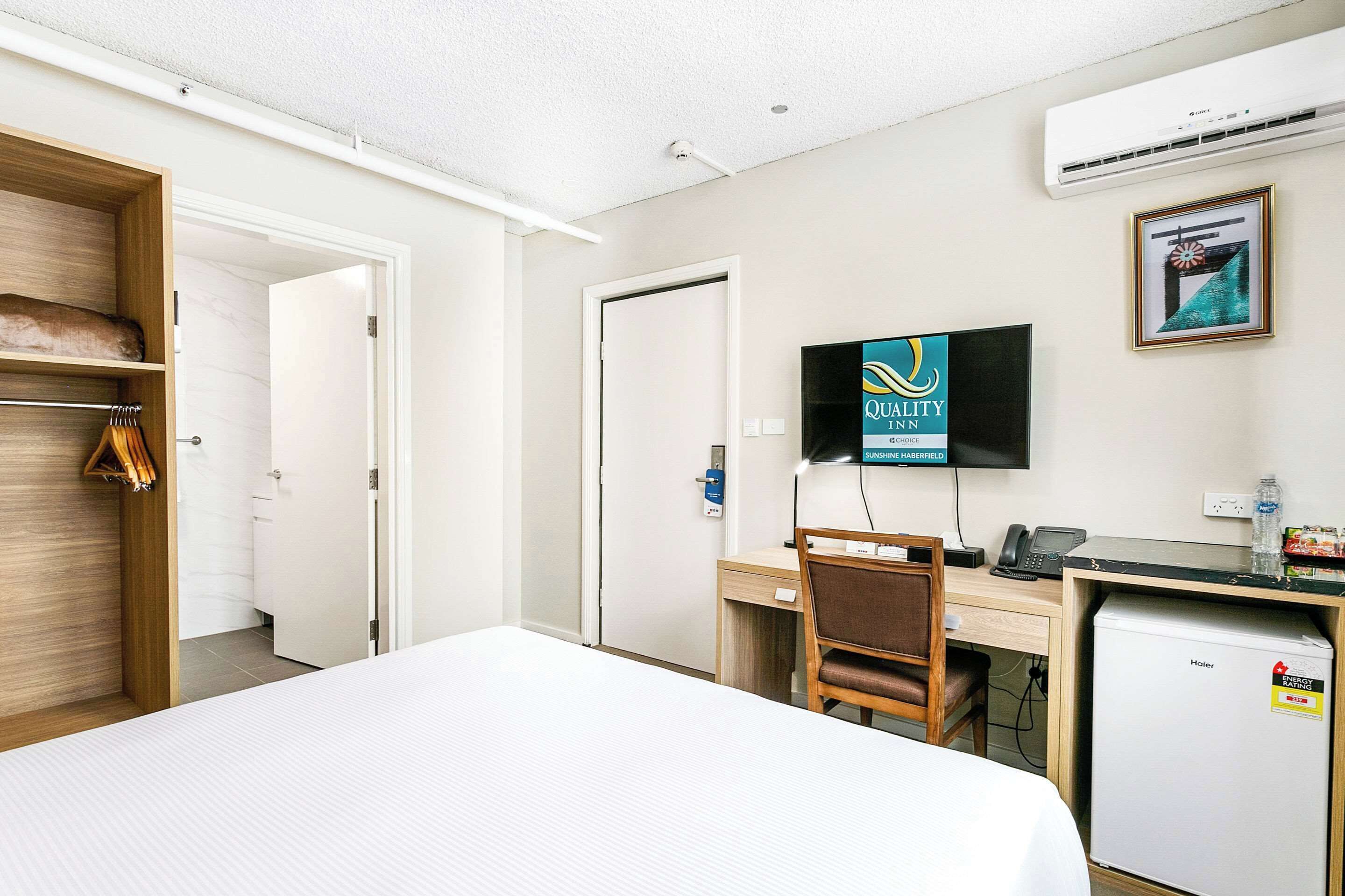 room, 1 queen bed, non smoking | in-room safe, individually furnished, desk, laptop workspace