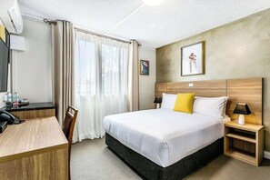 Room, 1 Queen Bed, Non Smoking | In-room safe, individually furnished, desk, laptop workspace - Quality Inn Sunshine Haberfield (Haberfield)