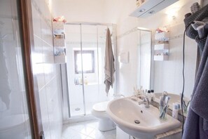 Appartamento, 1 camera da letto, piano elevato (018 - 6 Adults) | Bagno | Doccia, bidet, asciugamani