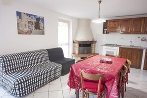 Appartement, 3 chambres | Coin séjour | Télévision LCD de 60 cm avec chaînes numériques, télévision