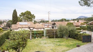 A residential area with houses, a grassy yard, and a mountain in the background. - Casa Malva (Portoferraio)