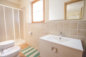 Studio | Badezimmer | Dusche, Bidet, Handtücher