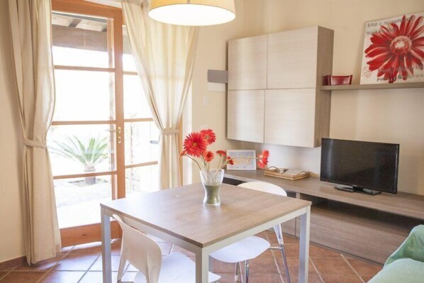 Studio | Essbereich im Zimmer