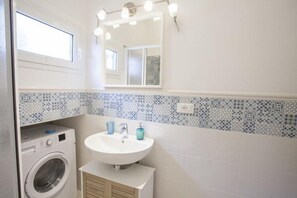 Appartamento, 1 camera da letto | Bagno | Doccia, bidet, asciugamani