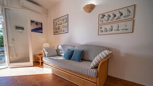 Apartemen, 1 kamar tidur (Bilocale 6 Baia Blu) | Area keluarga | Televisi LCD 60-cm dengan saluran TV digital dan TV