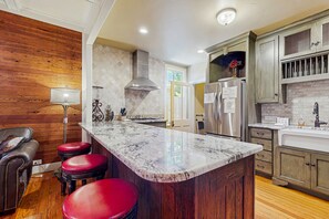 Jääkaappi, mikroaaltouuni, kahvin-/teenkeitin, leivänpaahdin