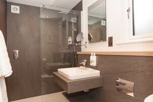 Superior Double or Twin Room, Ensuite, Garden View (Cedar Suite) | Bathroom