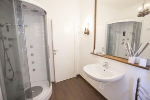 Douche, bidet, serviettes fournies