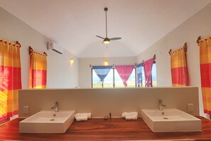 Hårføner, håndklær, såpe og sjampo