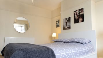 1 slaapkamer, een bureau, geluiddichte muren