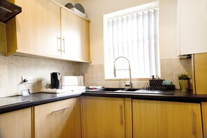 ثلاجة، ميكروويف، فرن، موقد طهي مسطح