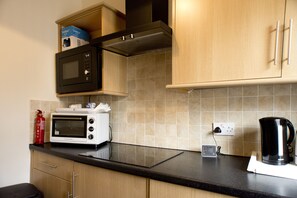 ثلاجة، ميكروويف، فرن، موقد طهي مسطح