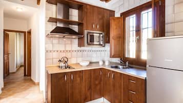 Frigorífico, microondas, lavavajillas y cafetera o tetera