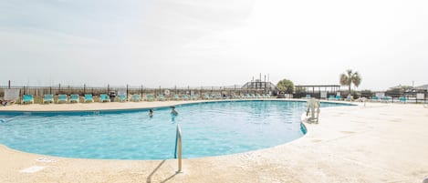 Una piscina techada, una piscina al aire libre